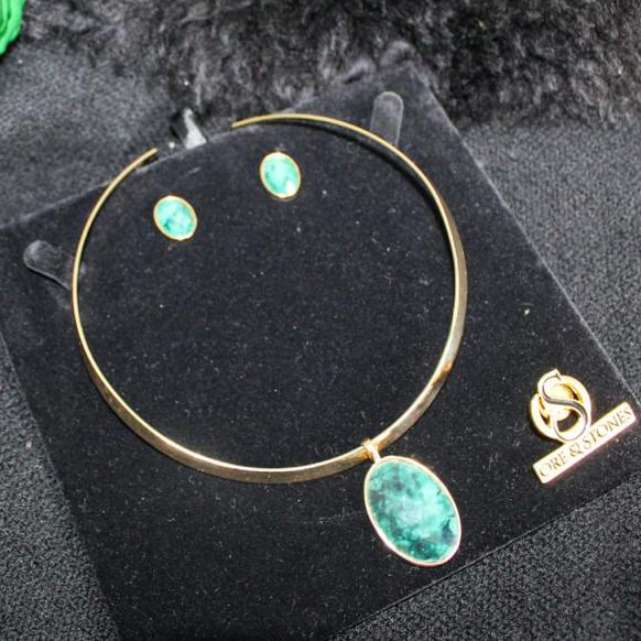 6-gargantilha-e-brincos-banhados-a-ouro-com-esmeralda-natural